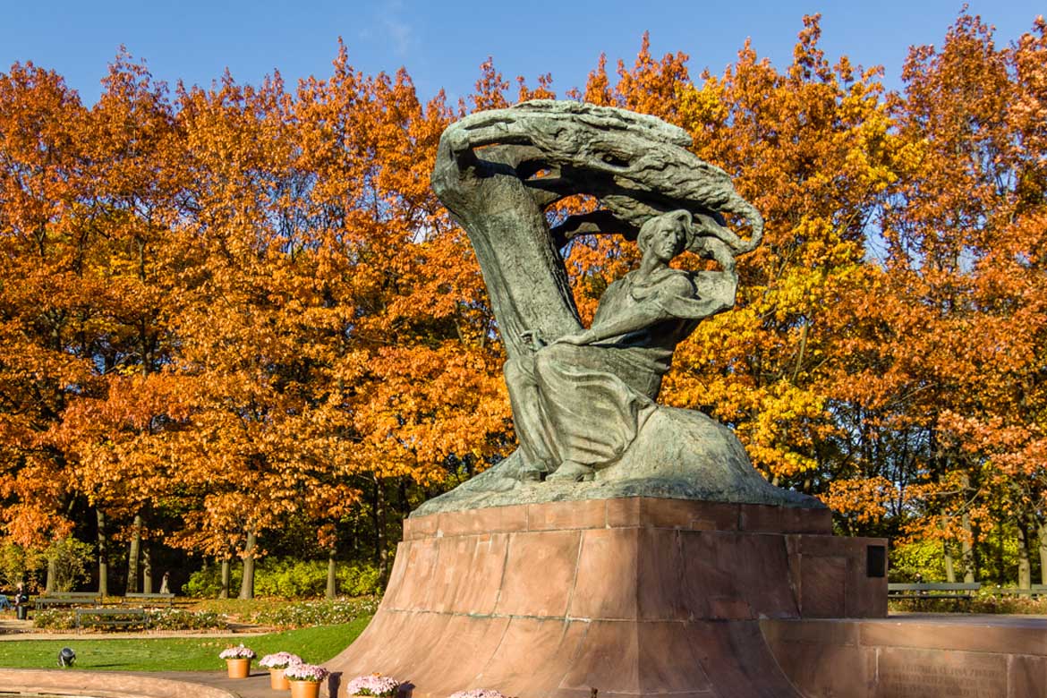 La statue de Frédéric assis sous un saule