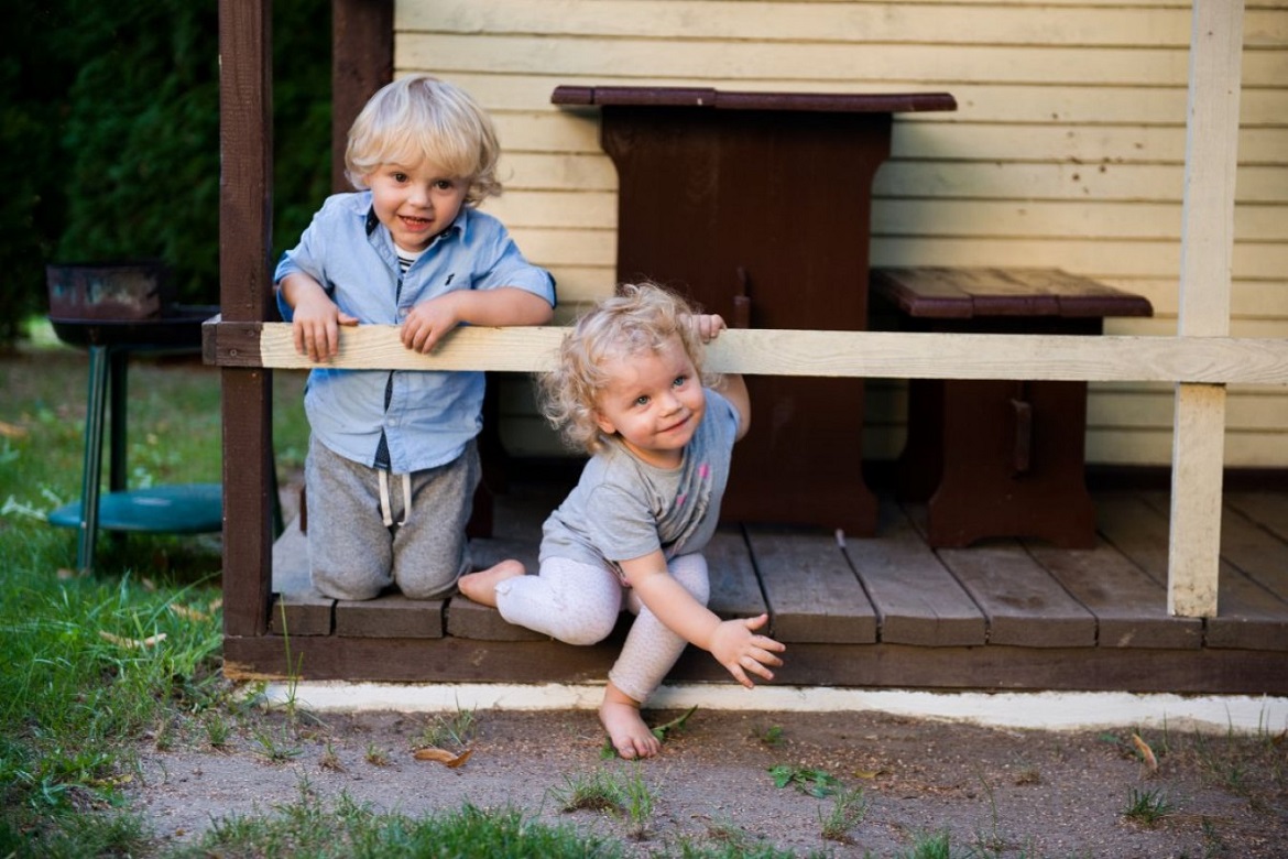 Mikolajki, deux enfants jeuent