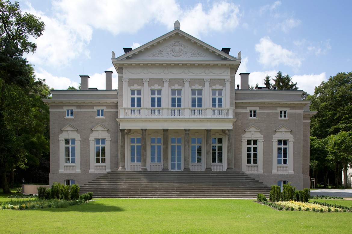 Manowce, facade du palais