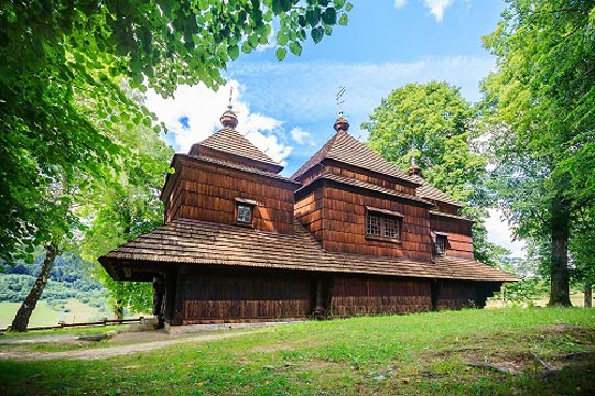 Tserkvas en bois de la région des Carpates en Pologne et en Ukraine