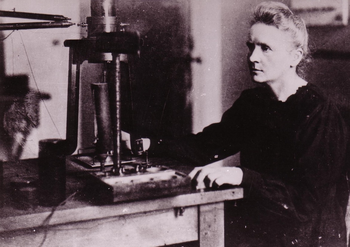 M. Skłodowska-Curie w laboratorium_fot. Muzeum Marii Skłodowskiej-Curie.JPG