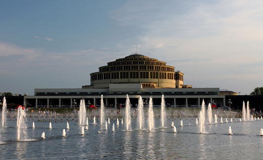 Découvrir l’architecture moderne de la Halle du Centenaire et le Pavillon des Quatre Coupoles