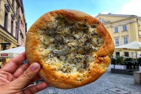 Cebularz - galette de blé aux oignons