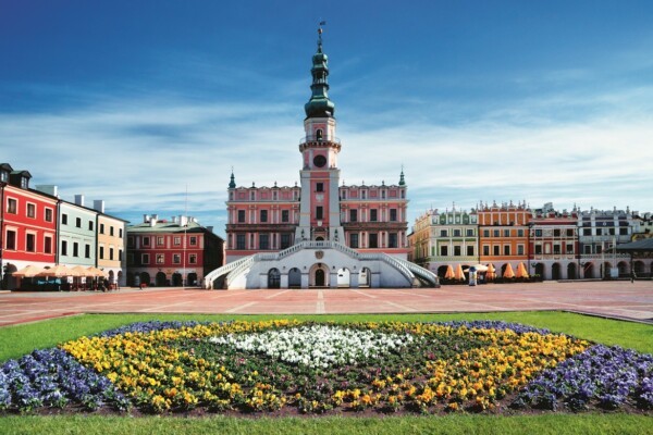 La grande place du marché dans la vieille ville de Zamość